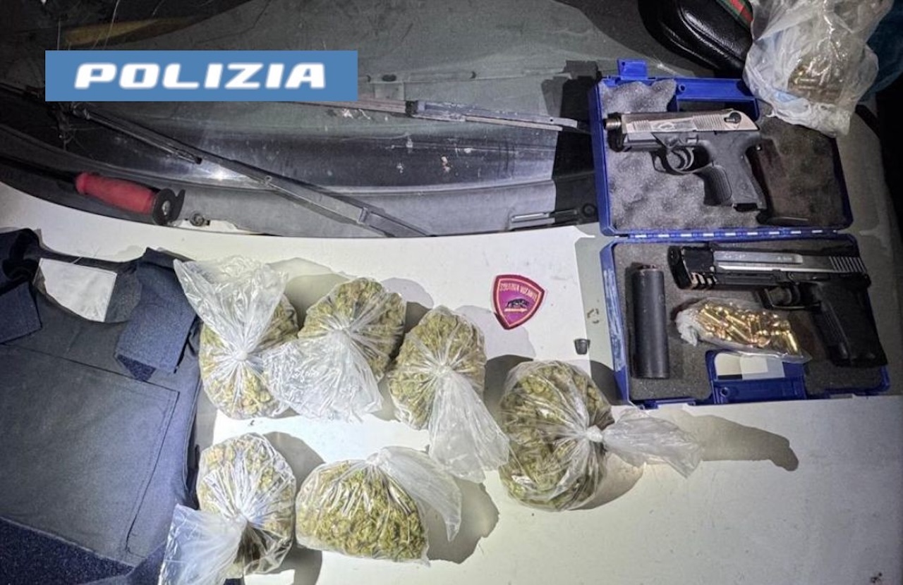 Arsenale nascosto in un’auto abbandonata a Librino: armi, droga e giubbotto antiproiettile