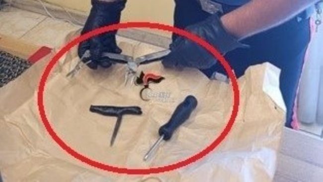 In giro con grimaldelli e tirapugni: la denuncia per un 19enne di Mascali