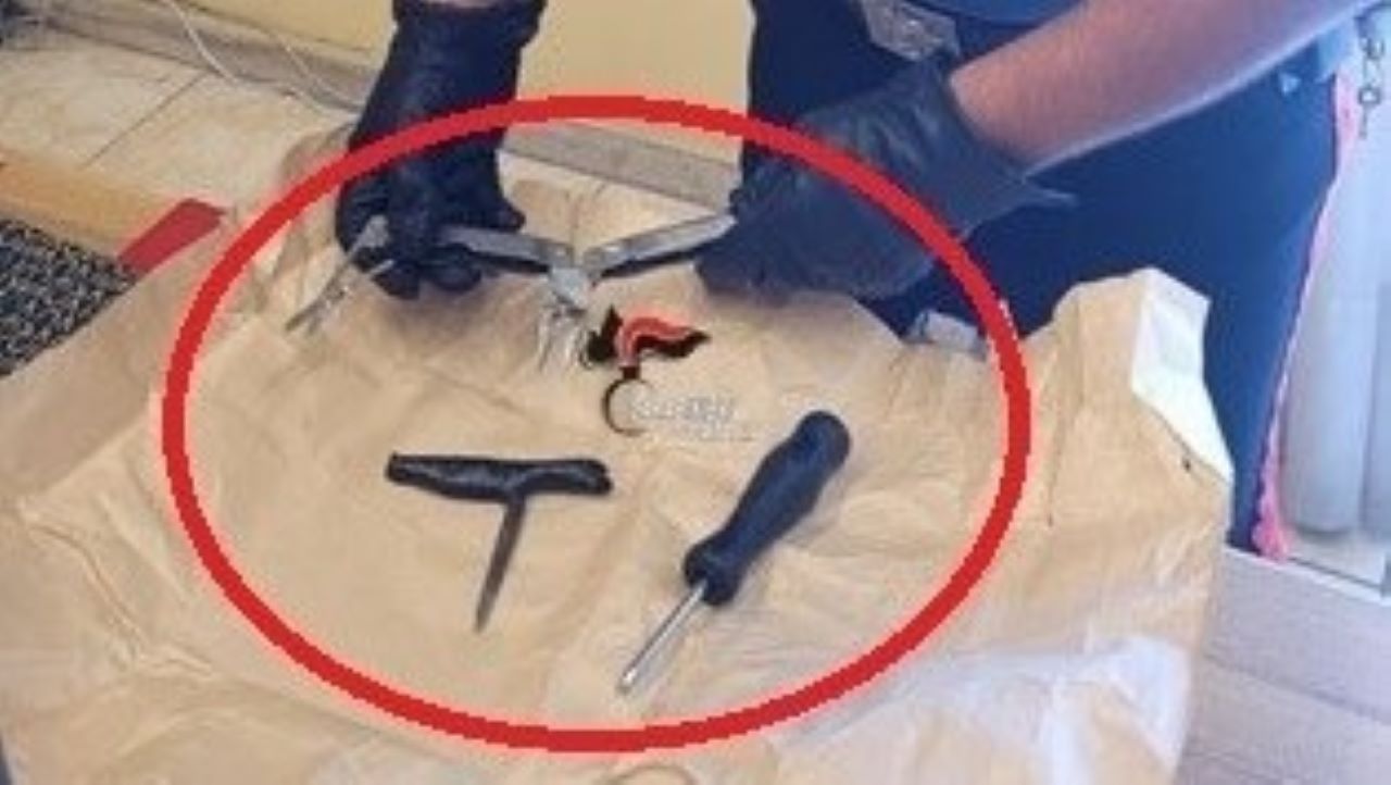 In giro con grimaldelli e tirapugni: la denuncia per un 19enne di Mascali