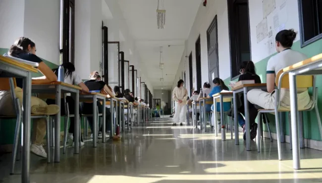 Il doppio volto della Maturità: tra maschere e numeri che non rappresentano
