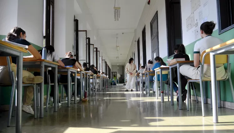 Il doppio volto della Maturità: tra maschere e numeri che non rappresentano