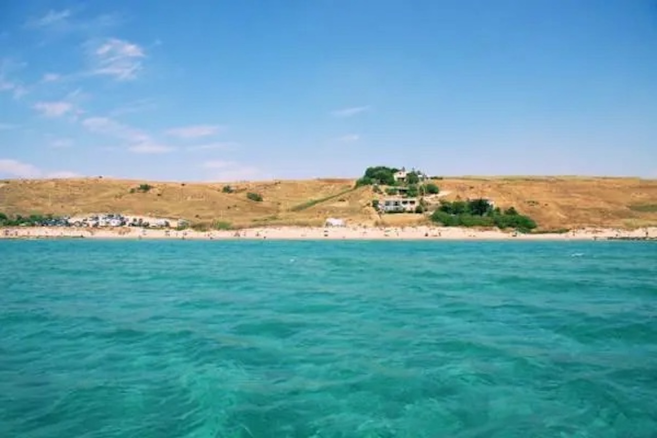 Menfi, giovane accoltellato in spiaggia: si indaga per un’aggressione a sfondo passionale