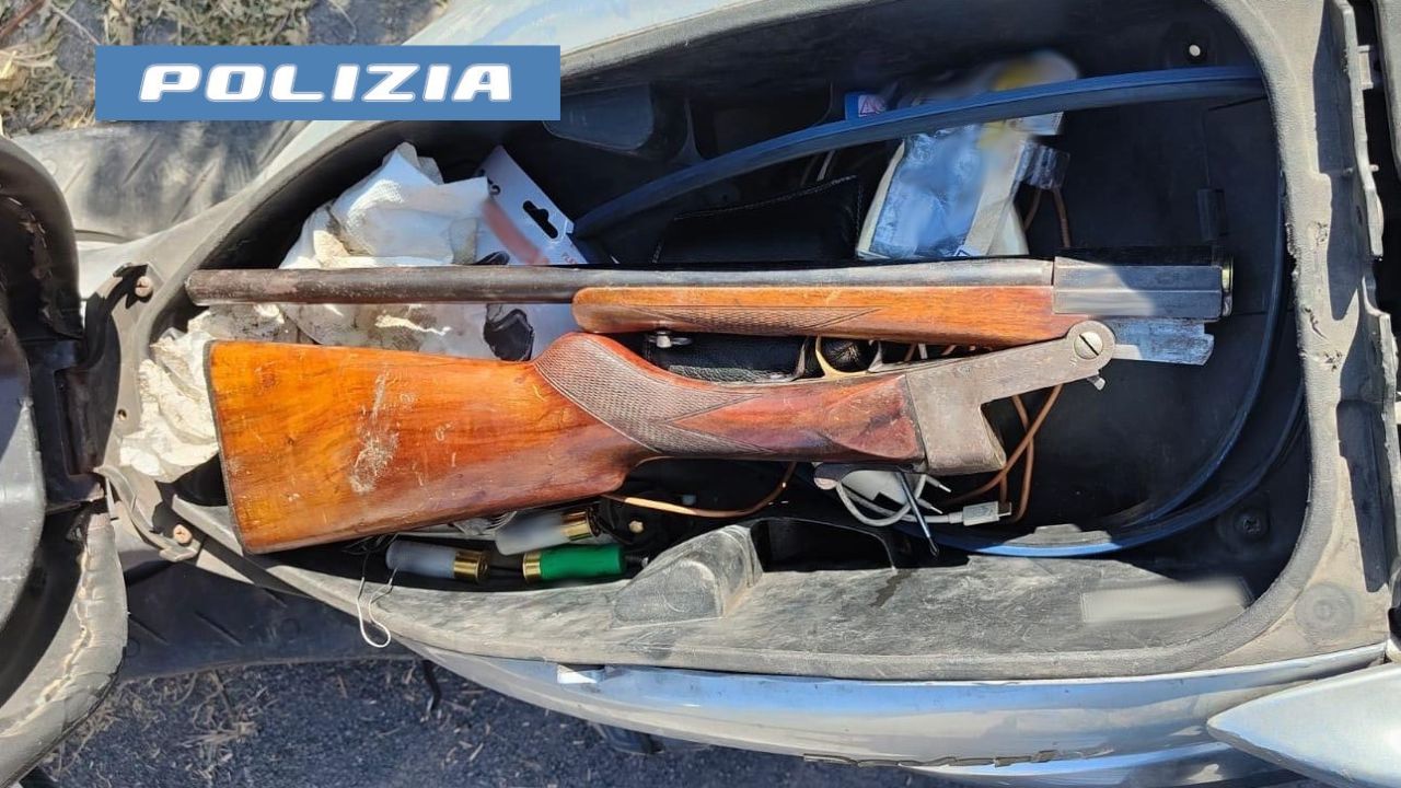 Minaccia col fucile operai di un cantiere per passare “a tutti i costi”: arrestato 49enne di Acireale