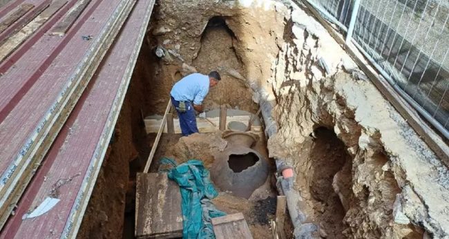 Un cimitero dei bambini diventa museo a cielo aperto nel cuore di Gela, quando il passato riaffiora tra i cavi della fibra ottica