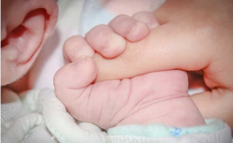 Bimbo di 4 mesi con gravi lesioni alla testa. Indagini in corso