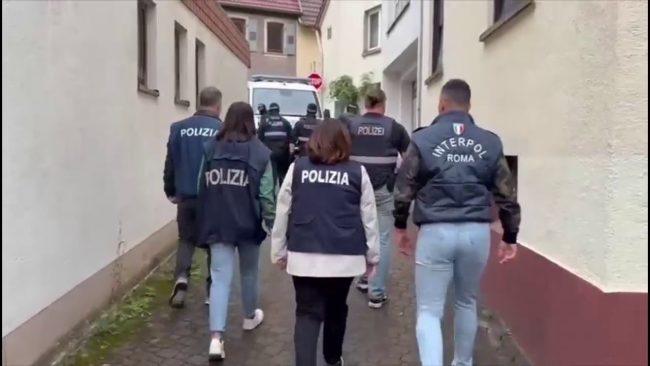 Arrestato in Germania somalo accusato di omicidio e torture a migranti: operazione internazionale coordinata dalla DDA di Palermo