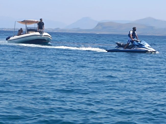 Palermo, gommone in avaria rischia di finire sugli scogli: intervento provvidenziale delle moto d’acqua della Polizia di Stato