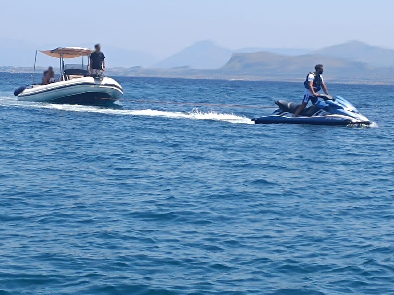 Palermo, gommone in avaria rischia di finire sugli scogli: intervento provvidenziale delle moto d’acqua della Polizia di Stato