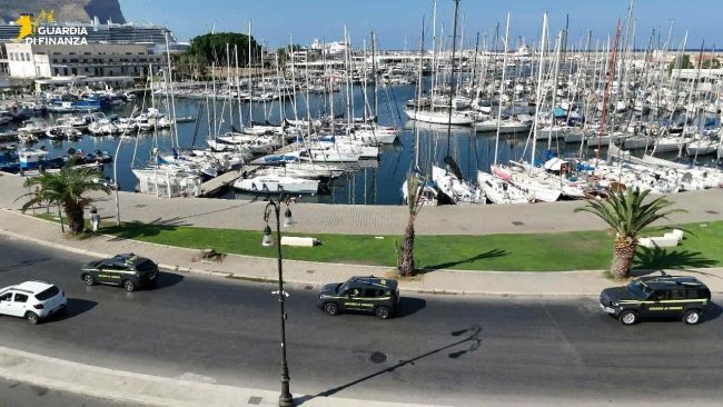 Scoperto stabilimento illegale da 2 milioni di sigarette contraffatte al giorno: 10 denunciati – VIDEO