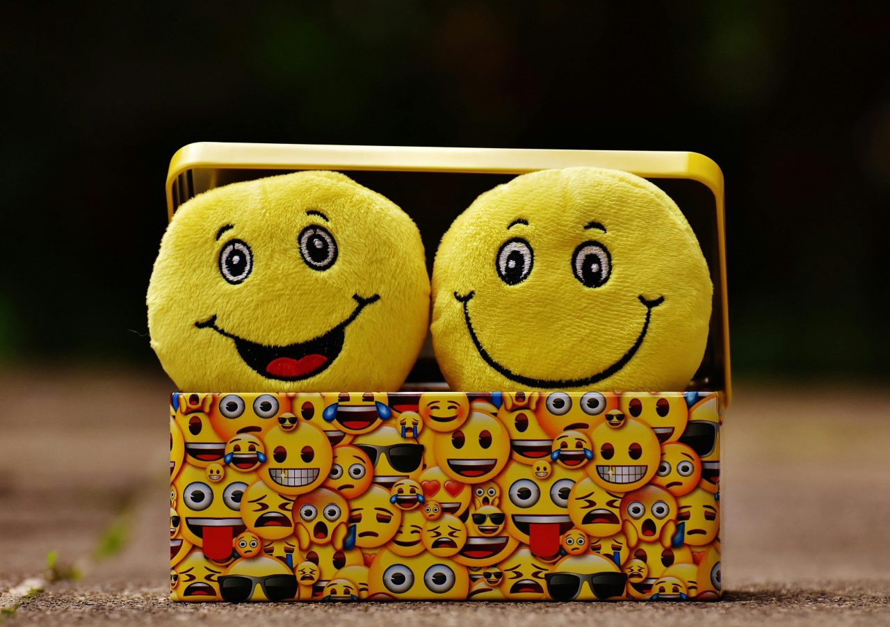 Emoji e chat, come è cambiata la comunicazione tra giovani e adulti: l’intervista all’esperta