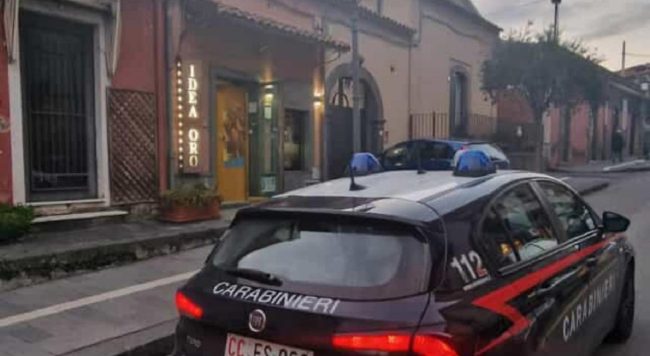 Titolari feriti e legati col nastro adesivo, due arresti per una rapina in gioielleria