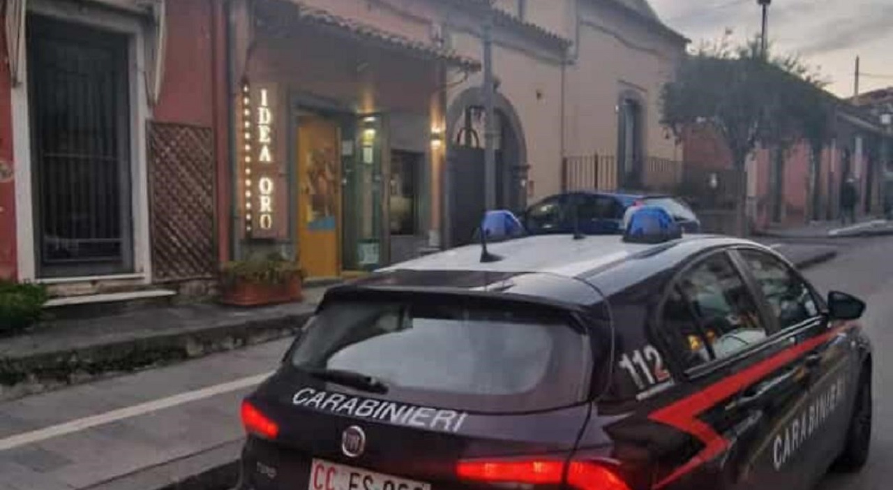 Titolari feriti e legati col nastro adesivo, due arresti per una rapina in gioielleria