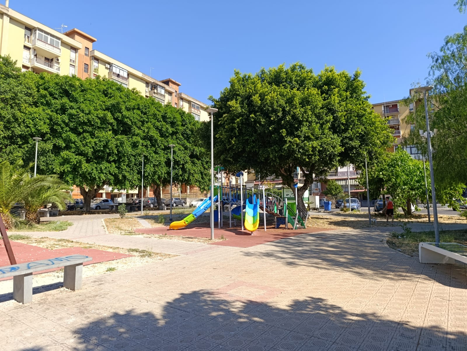 Giochi e panchine distrutte: Librino chiede la riqualificazione di piazza San Marco