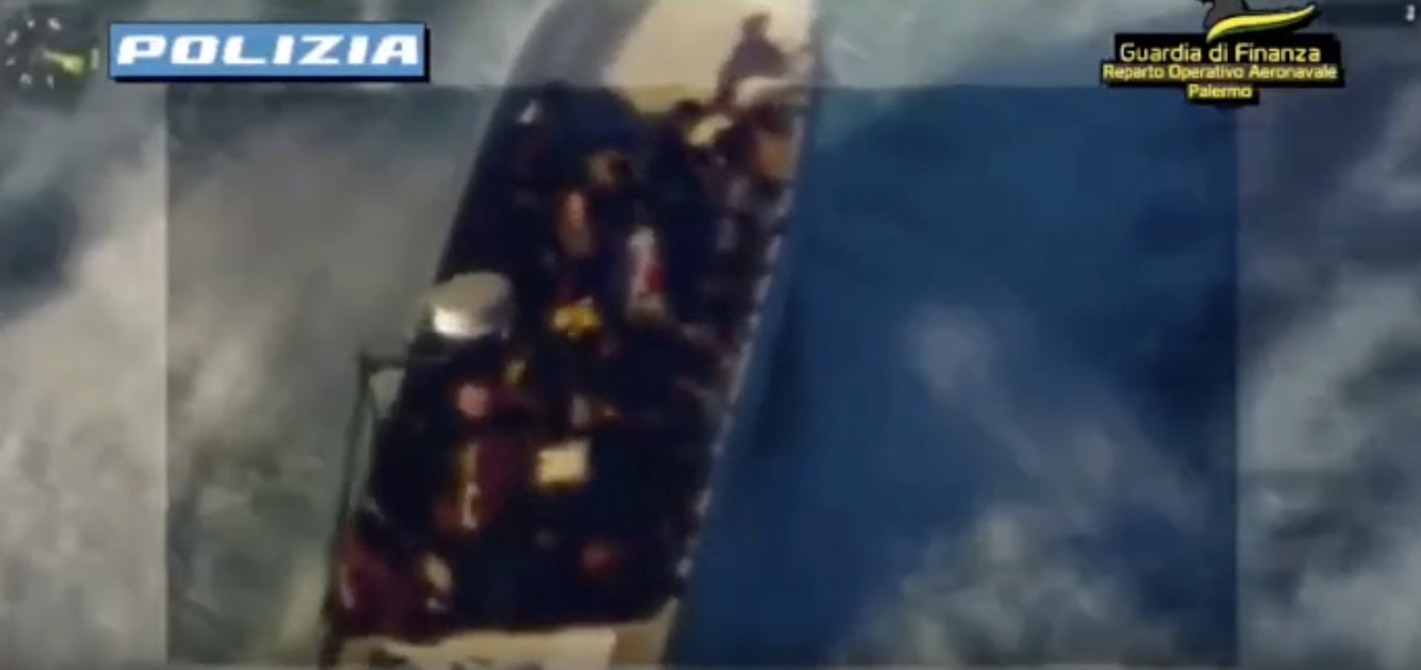 Inseguimento in mare a Lampedusa: fermato presunto scafista egiziano con 70 migranti