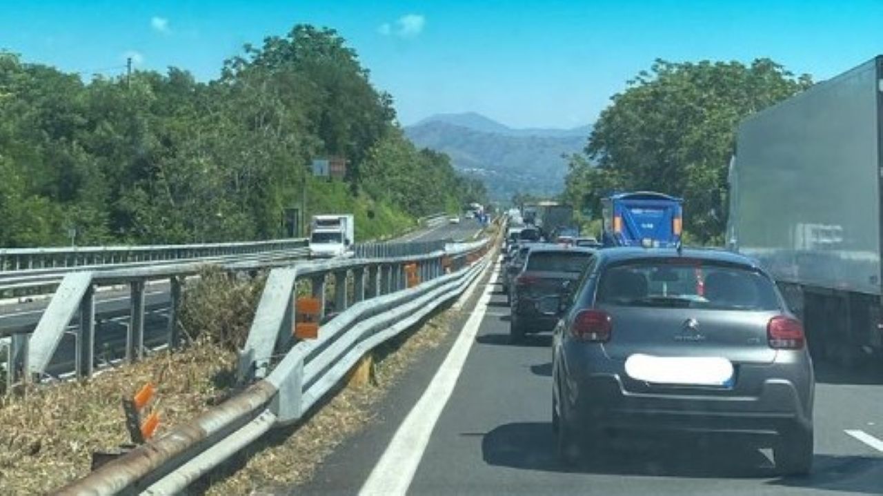 Incidente tra Giarre e Fiumefreddo, camion si ribalta sull’A18