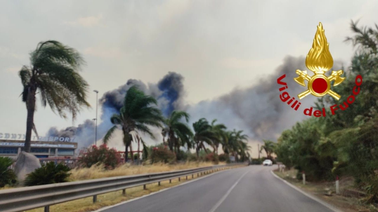Incendi a Catania: dense colonne di fumo “minacciano” la zona industriale – VIDEO