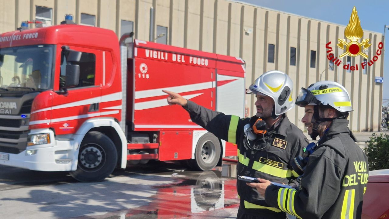 Incendio ad Augusta, verso il “minuto spegnimento” del rogo
