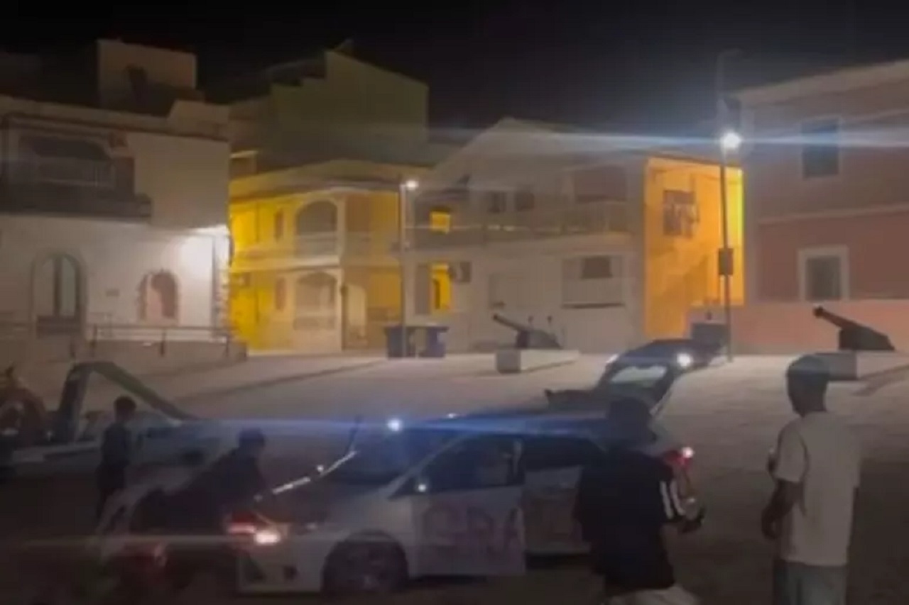 Marina di Ragusa, auto spinta in spiaggia e vandalizzata con bomboletta spray