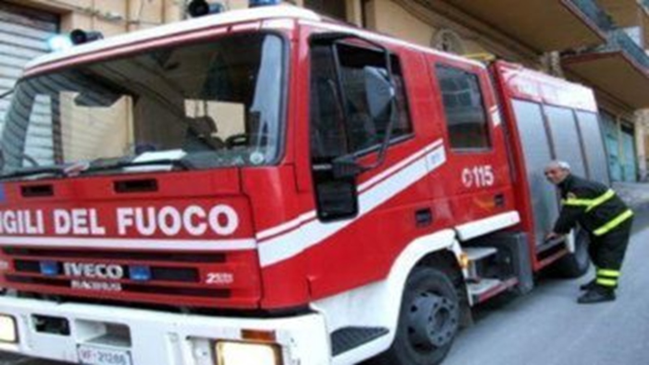 Incendio di vegetazione a San Francesco l’Arena, fiamme minacciano deposito mezzi