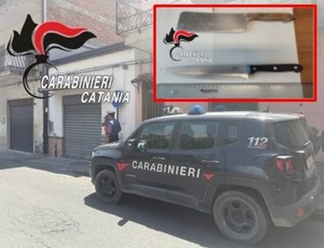 Calatabiano, minaccia con due coltelli gli operatori di un centro di accoglienza: denunciato 31enne