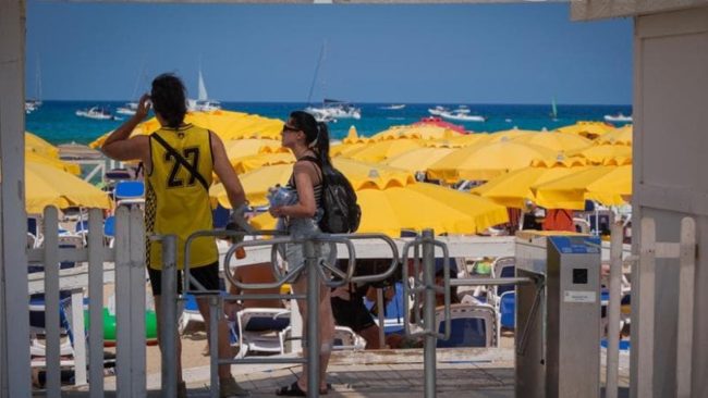 Mondello, polemica sui tornelli: “In funzione da dieci anni, non ostacolano l’accesso alla battigia”