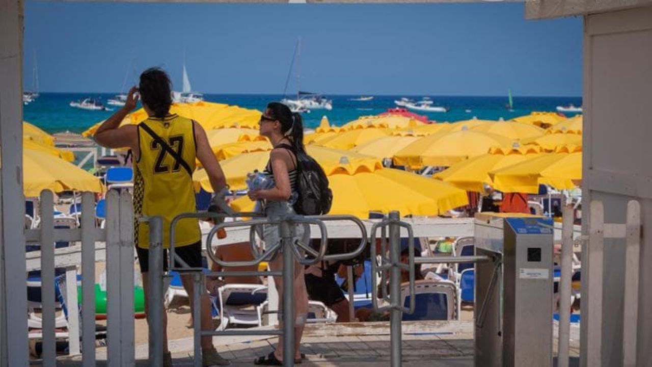 Mondello, polemica sui tornelli: “In funzione da dieci anni, non ostacolano l’accesso alla battigia”