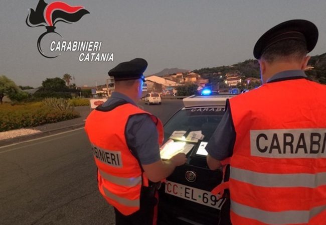 Controlli dei carabinieri tra Linguaglossa e Bronte: patenti ritirate e segnalazioni per droga