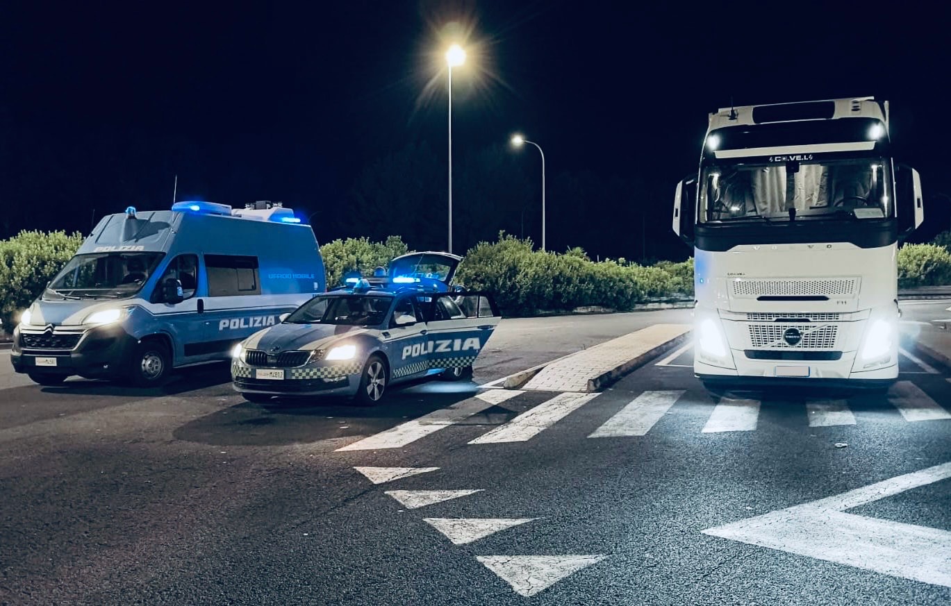 Enna, controlli straordinari della polizia su autobus e mezzi pesanti dopo i recenti incidenti