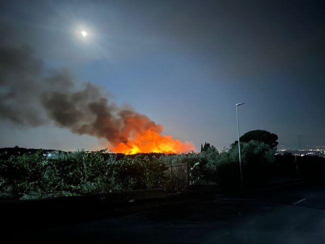 Vasto incendio a Camporotondo Etneo, residenti evacuati