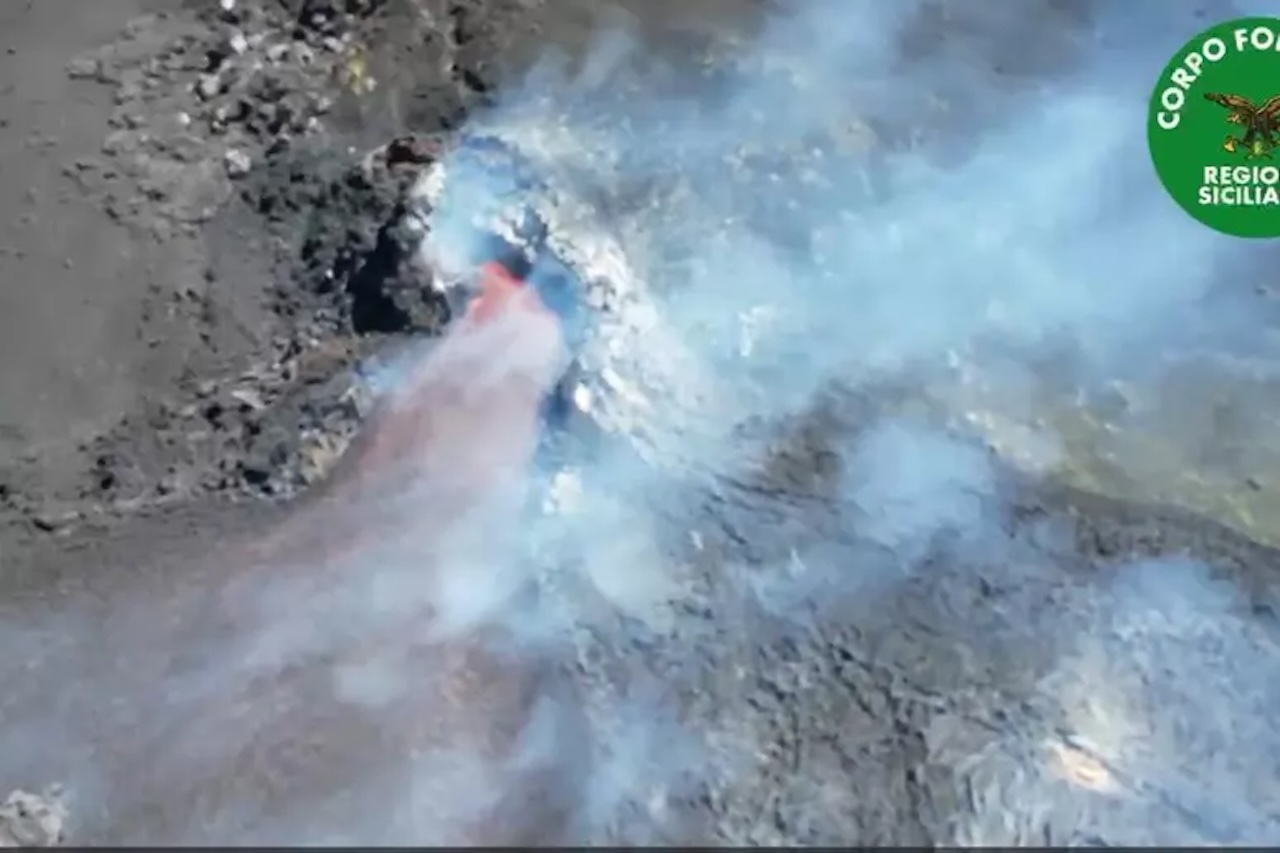 Etna in piena attività eruttiva e allerta “rossa”: le analisi Ingv