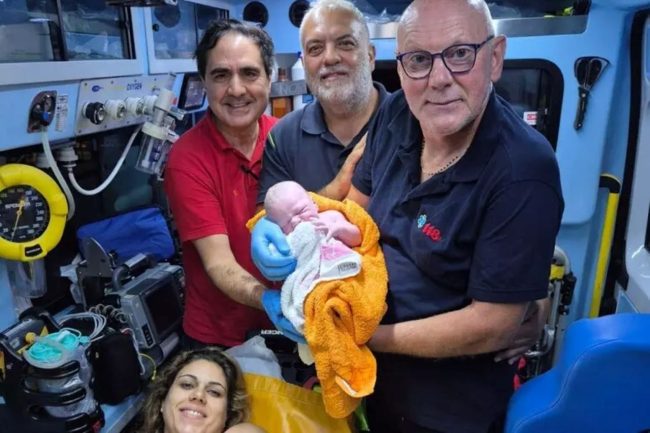 Dà alla luce un bimbo nel salotto di casa assistita dal personale del 118