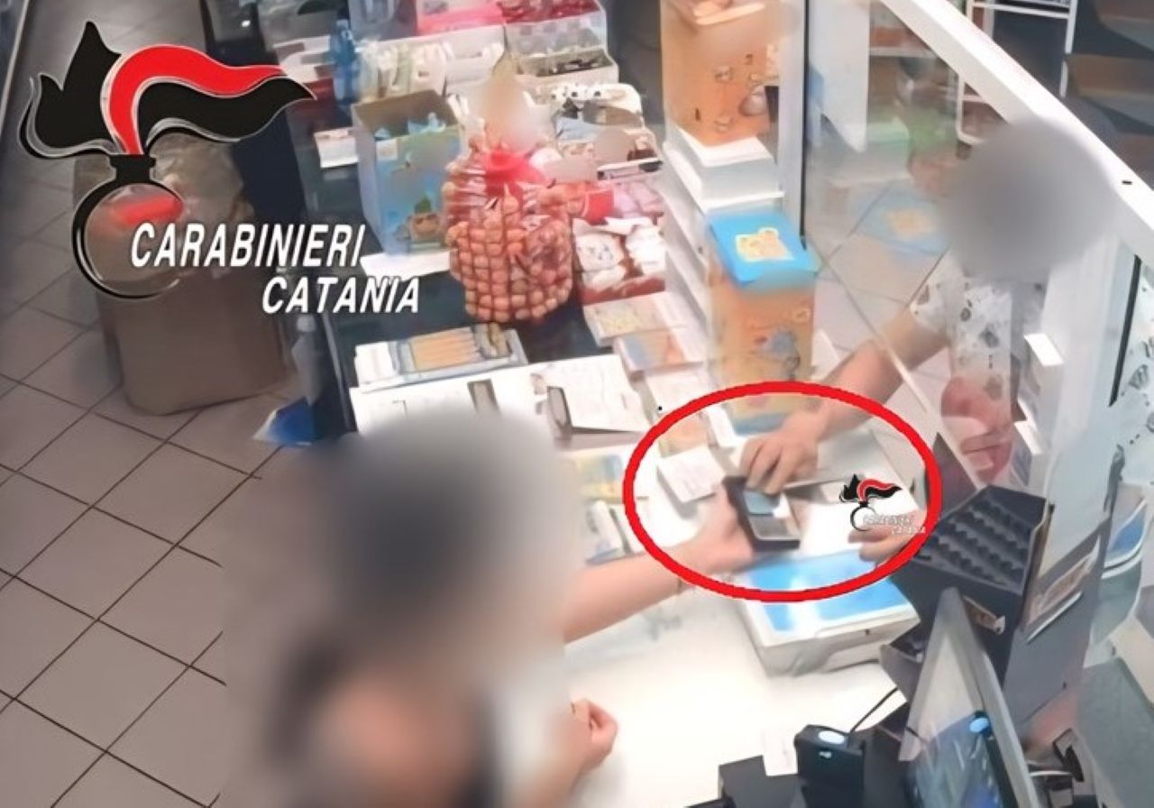 Adrano, pagamenti “fantasma” in tabaccheria: denunciato 32enne per indebito utilizzo di carta bancomat