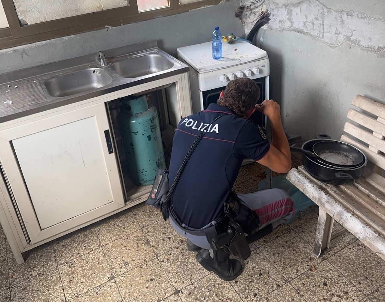 Sorpresi a spacciare nello stabile sequestrato: droga nel wc e fuga sui tetti a San Cristoforo