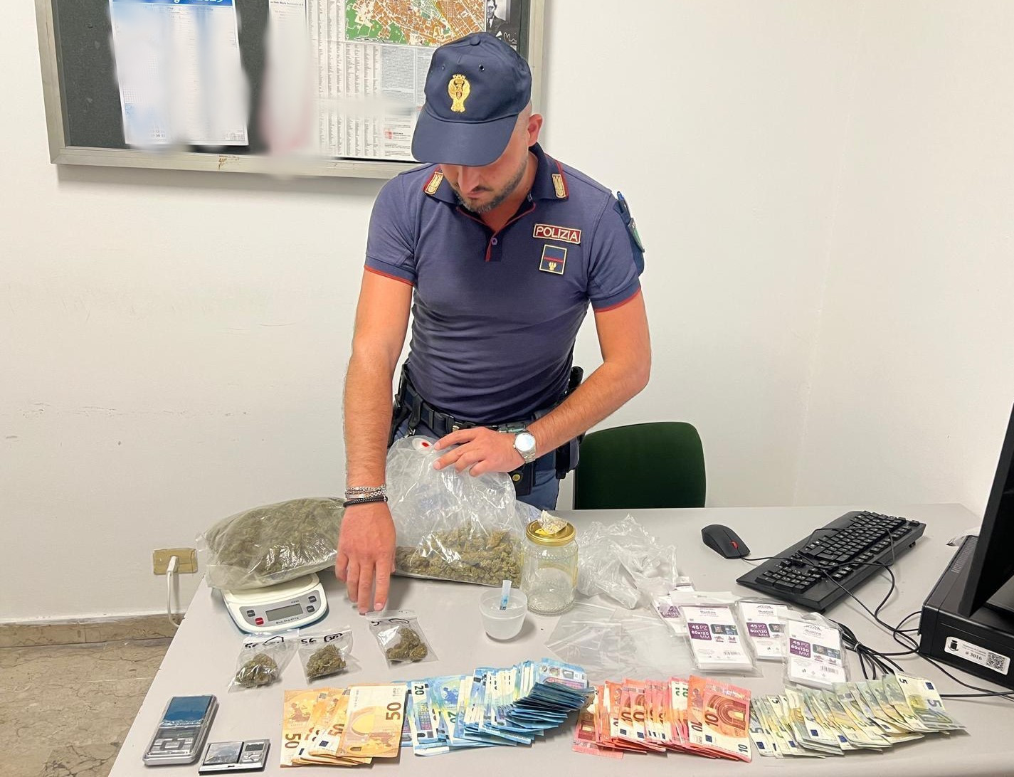 Arrestato 18enne di Adrano: spacciava marijuana dalla mansarda di casa