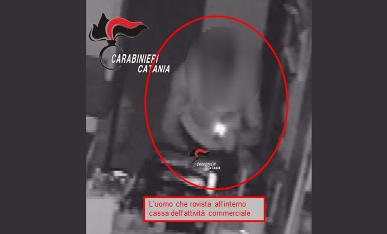 Aci Sant’Antonio, 35enne sorpreso a rubare in un negozio si lancia dal tetto per fuggire