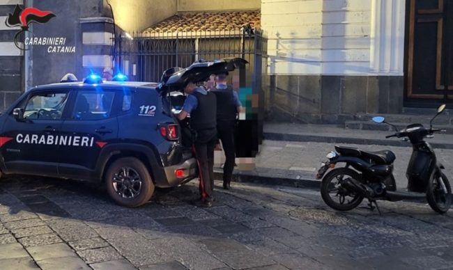 Catania, in sella a scooter rubato senza targa: denunciato 42enne