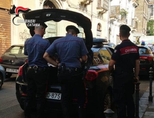 Ruba il cellulare ad una turista nel centro storico di Catania: fermato 24enne