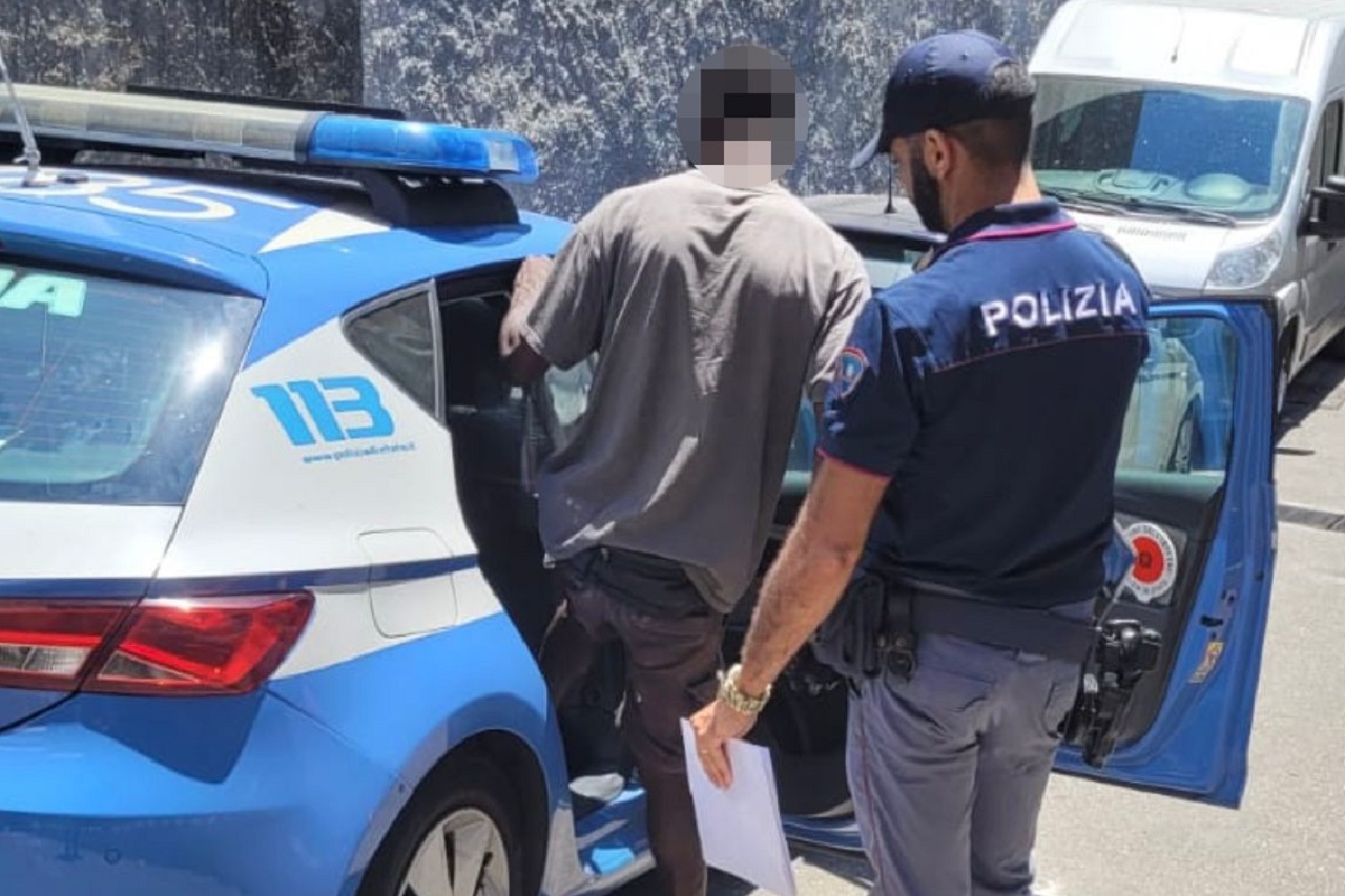 Contromano su uno scooter e senza casco, nei guai due giovani a Catania