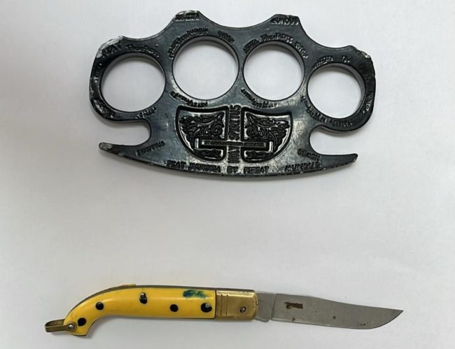 Aggredisce con coltello e tirapugni genitori e familiari: arrestato 23enne nell’Agrigentino