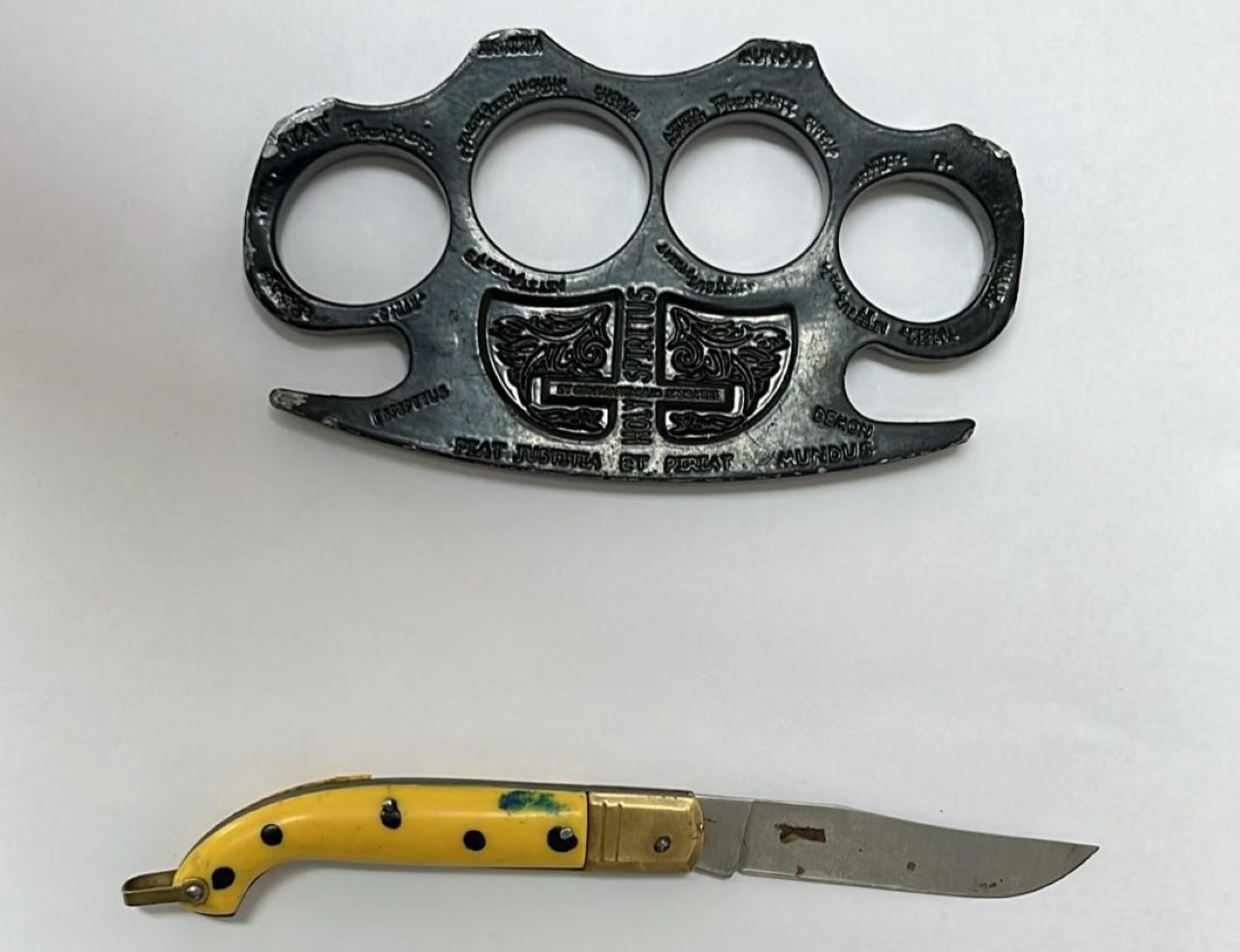 Aggredisce con coltello e tirapugni genitori e familiari: arrestato 23enne nell’Agrigentino