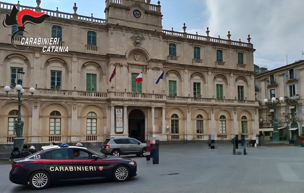 Si aggirava per il centro di Catania armato di coltello