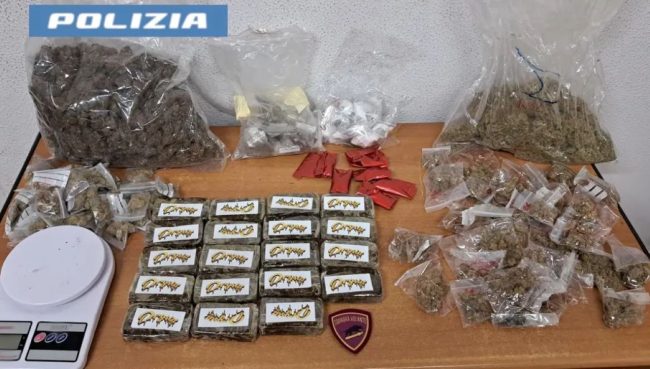 Droga nei sedili dell’auto, nel frigo e in un “cubo” da rider: arrestato 37enne a Catania