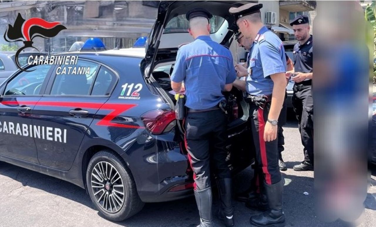 Catania, tentano furto in un condominio di Ognina: denunciati due ladri