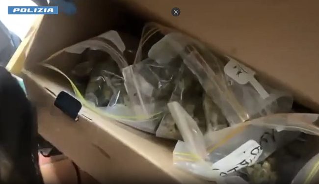 droga in casa con figlio catania