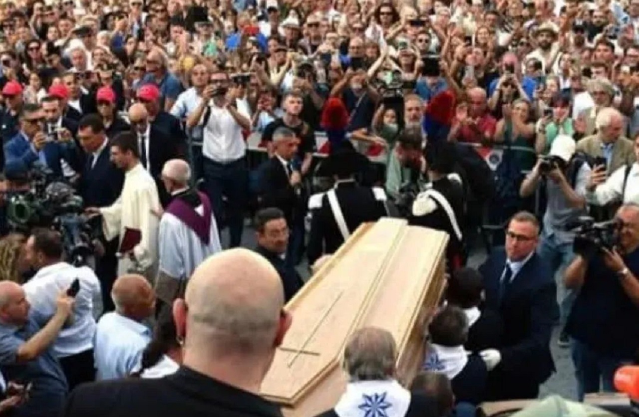 L’ultimo applauso a Pippo Baudo dalla sua Militello