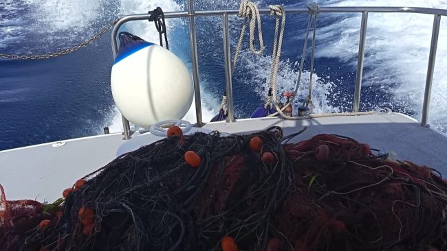 Favignana, recuperata rete da pesca illegale a pochi metri dalla spiaggia di Punta Sottile