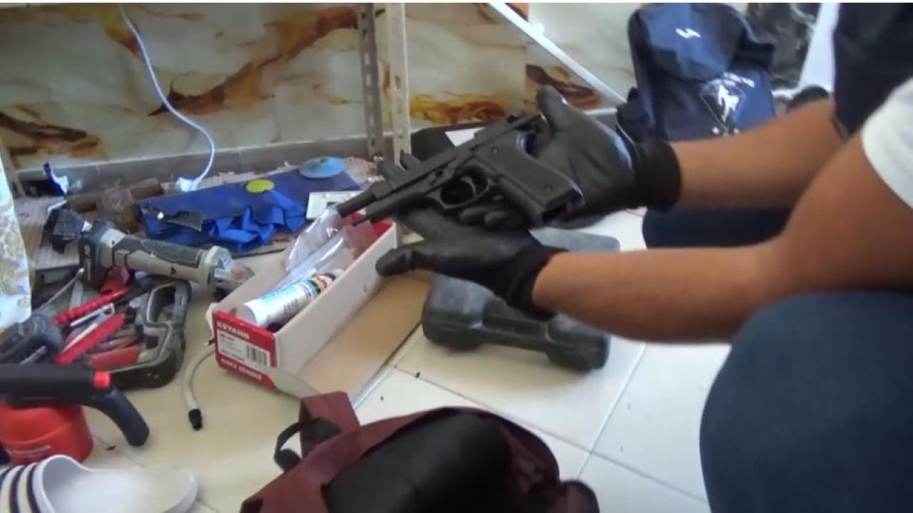 Pregiudicato con precedenti per omicidio nascondeva pistola negli slip: arrestato – VIDEO