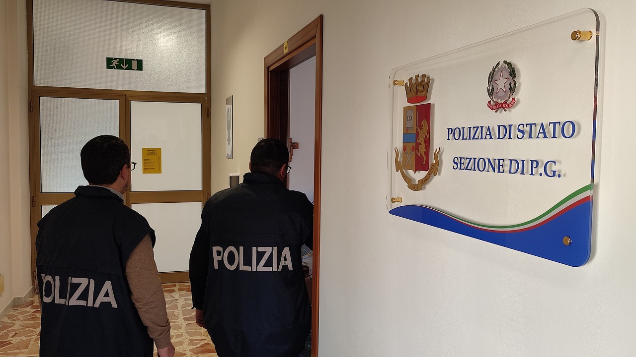 Stalking e violenza sessuale su un minorenne, sottoposto a divieto di dimora