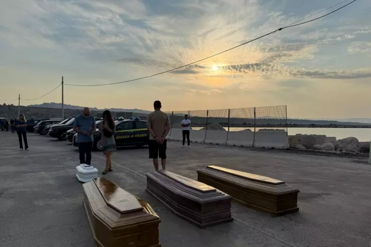 Naufragio a Lampedusa, l’ultimo viaggio dei feretri per la tumulazione nei rispettivi paesi