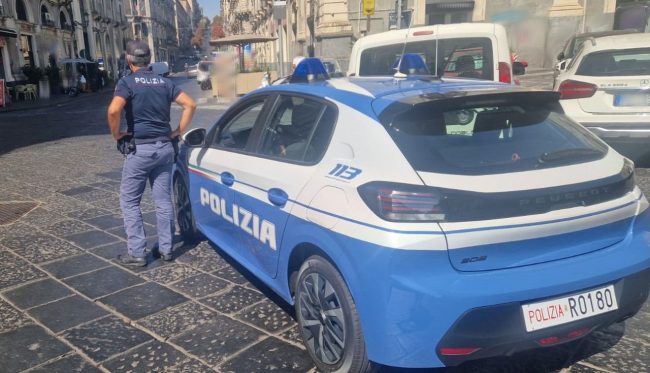 Catania, minaccia il vicino con una mannaia e un coltello per soldi: arrestato straniero